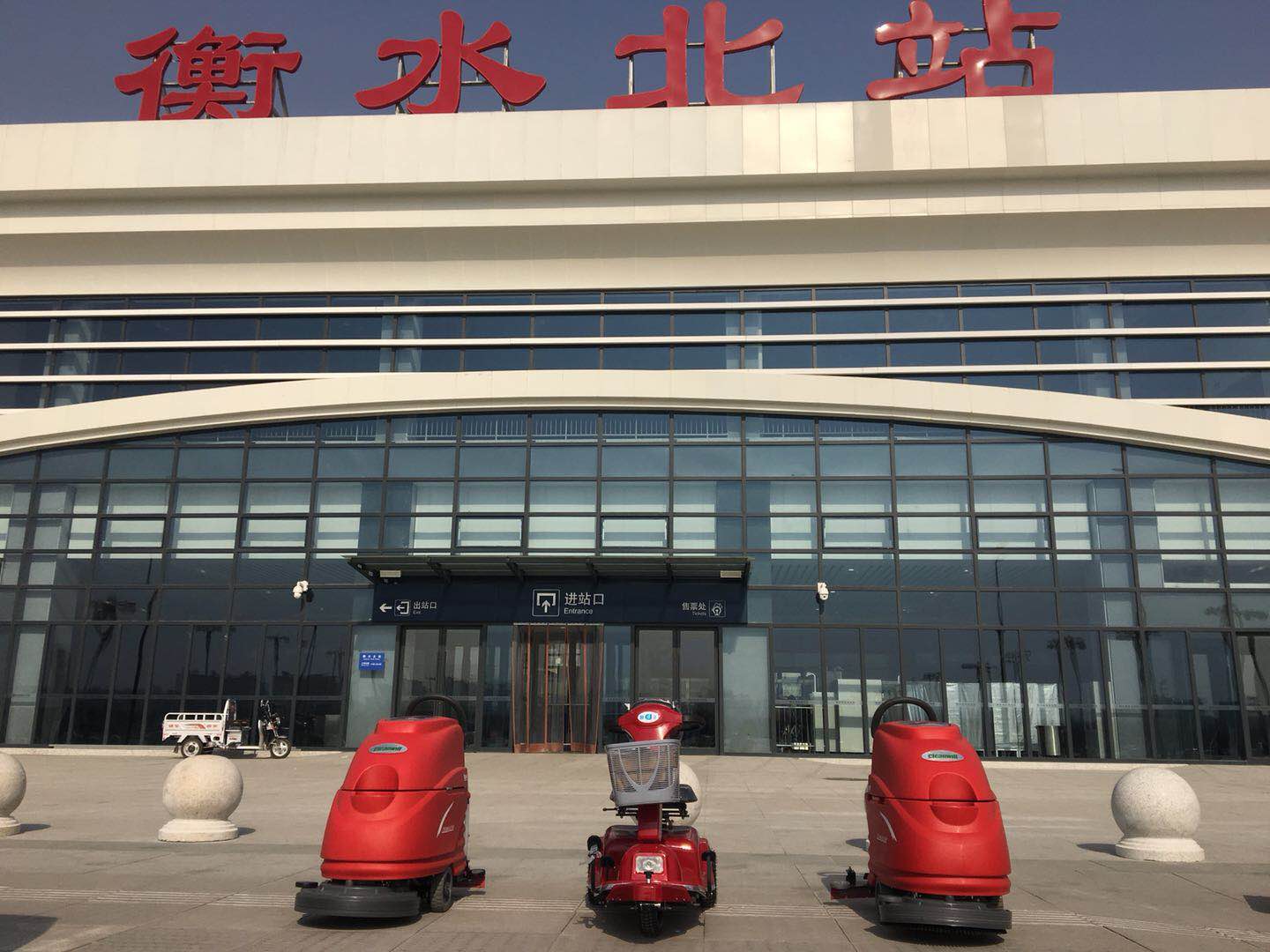 如何運(yùn)用電動塵推車對大理石地面清潔6